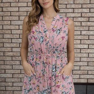 Floral Peach Sleeveless Dress v neck size L
Beautiful dress has two pockets